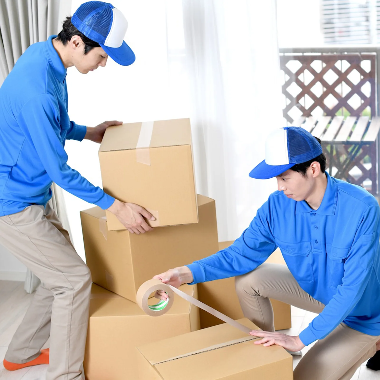 Strukturierte Entrümpelung vor Ort ohne erkennbare Gesichter